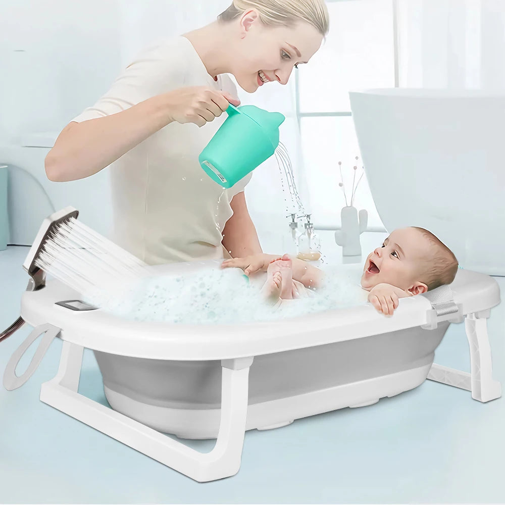 Bébé dans la baignoire pliable au moment du bain