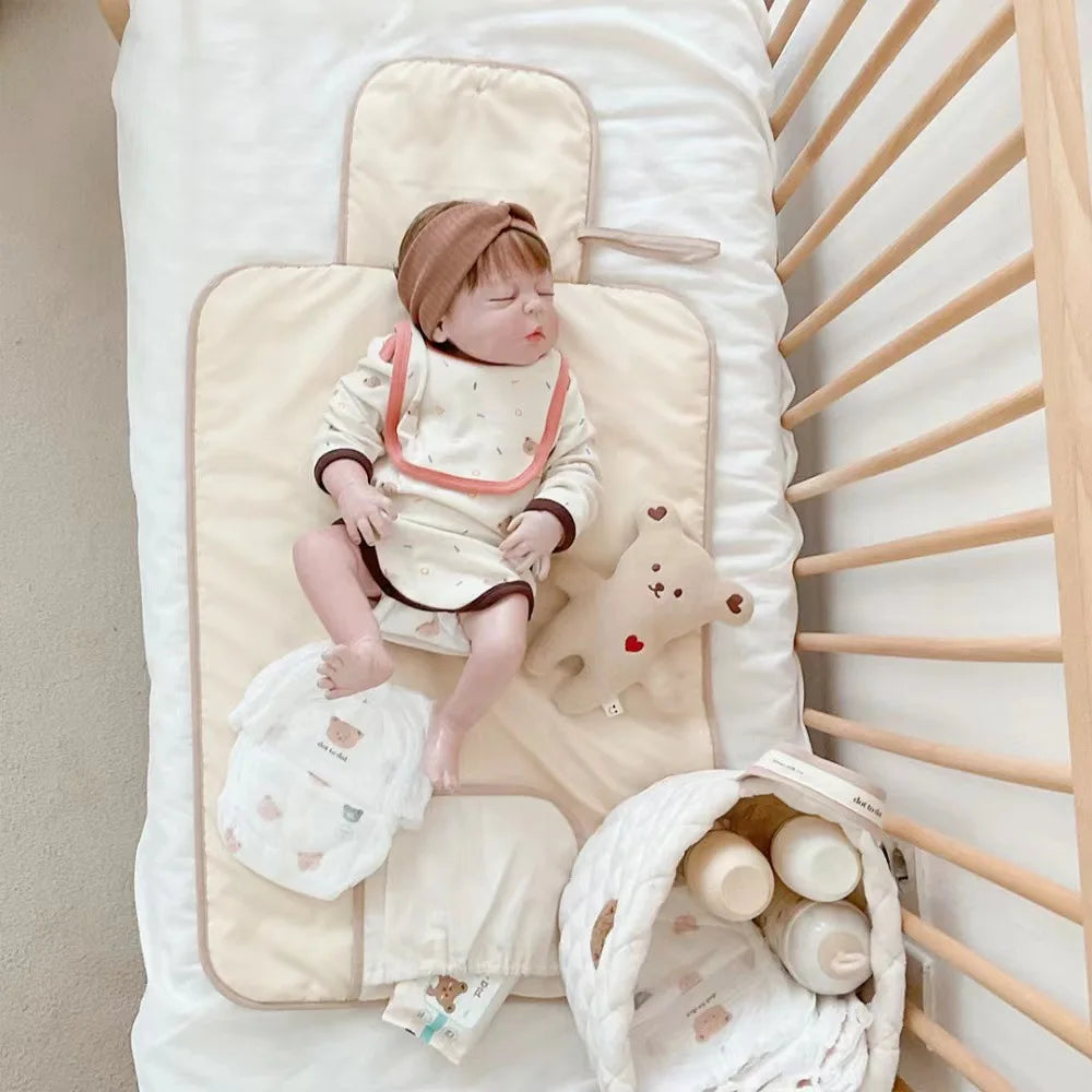 Bébé installé sur le matelas à langer