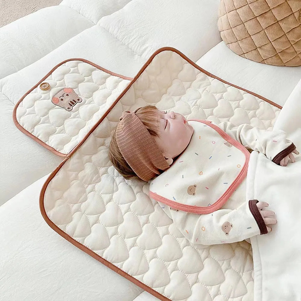 Matelas à langer déplié avec bébé