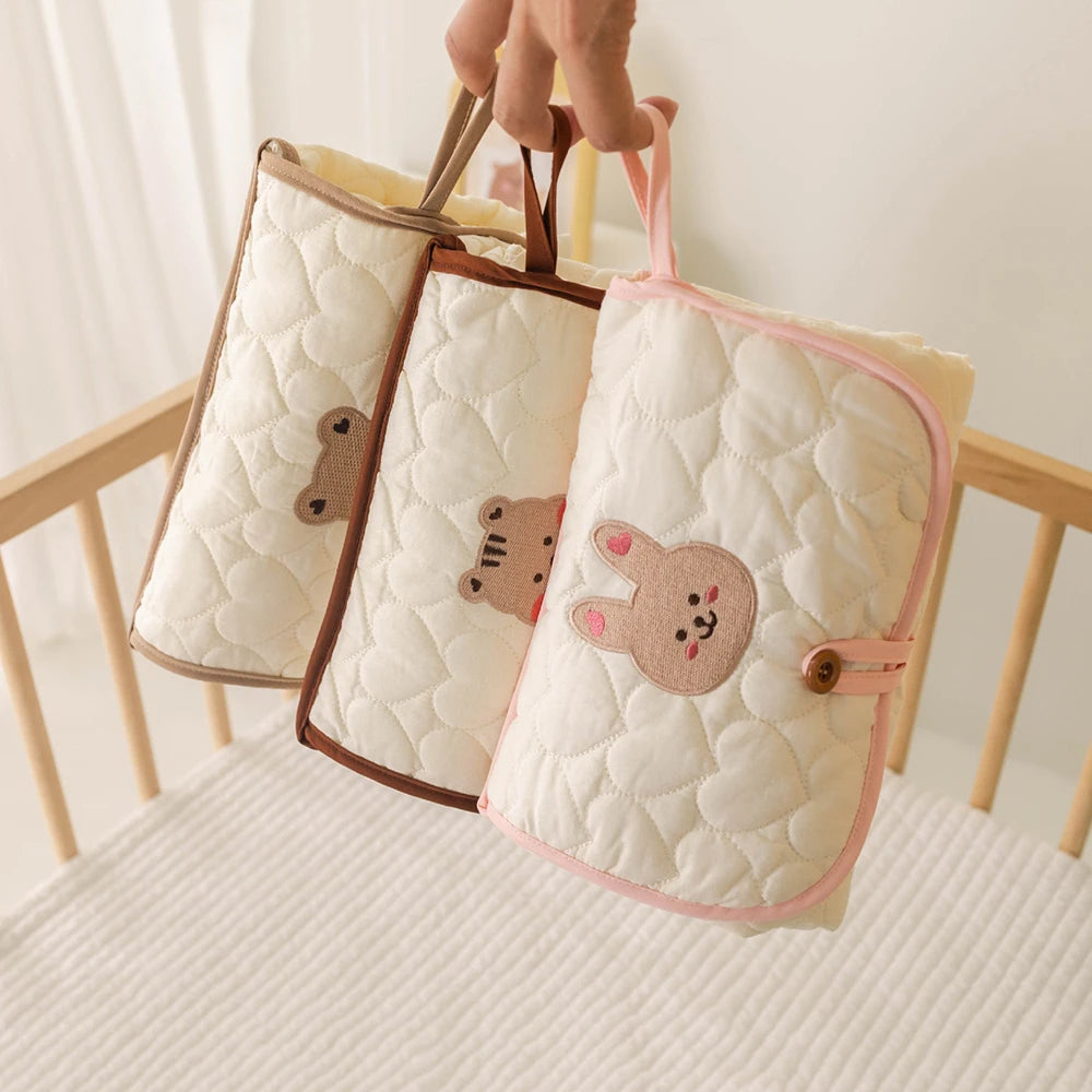 Matelas à langer transporté comme une pochette