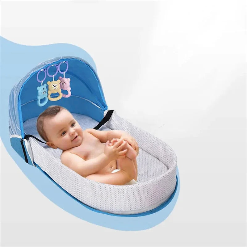 Bébé installé dans le berceau de voyage